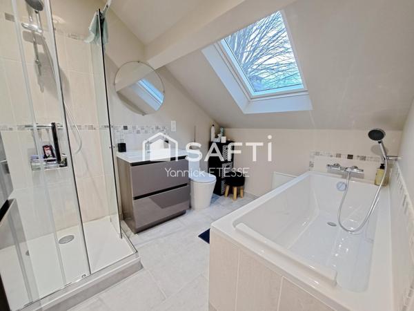 Maison 4 chambres, séjour-salon 40 m2, deux salles de bains, 131 m2 au sol, sous-sol total.