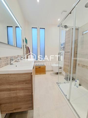 Maison 4 chambres, séjour-salon 40 m2, deux salles de bains, 131 m2 au sol, sous-sol total.