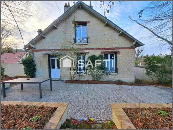 Maison 4 chambres, séjour-salon 40 m2, deux salles de bains, 131 m2 au sol, sous-sol total.