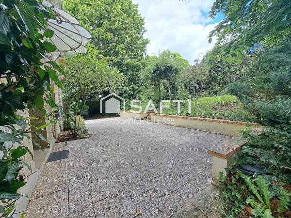 Maison 4 chambres, séjour-salon 40 m2, deux salles de bains, 131 m2 au sol, sous-sol total.