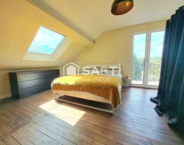 Maison 4 chambres, séjour-salon 40 m2, deux salles de bains, 131 m2 au sol, sous-sol total.