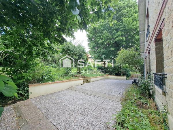 Maison 4 chambres, séjour-salon 40 m2, deux salles de bains, 131 m2 au sol, sous-sol total.