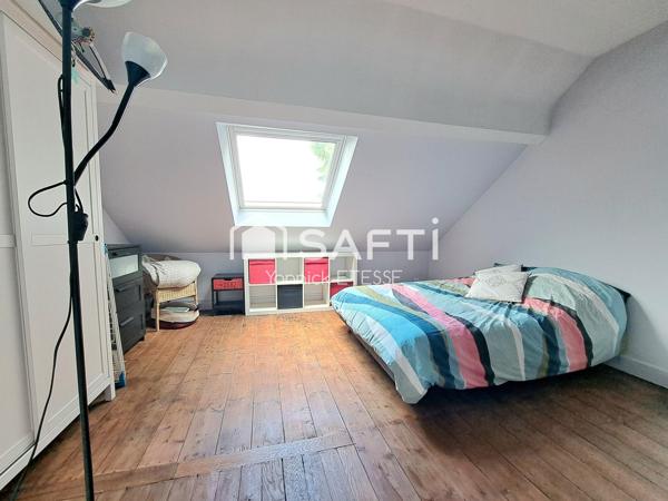 Maison 4 chambres, séjour-salon 40 m2, deux salles de bains, 131 m2 au sol, sous-sol total.