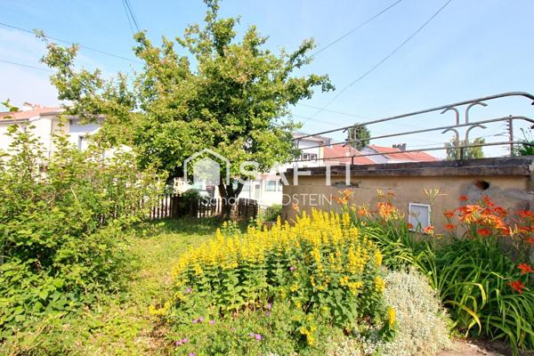 Maison libre 3 cotés avec terrasse et garage!