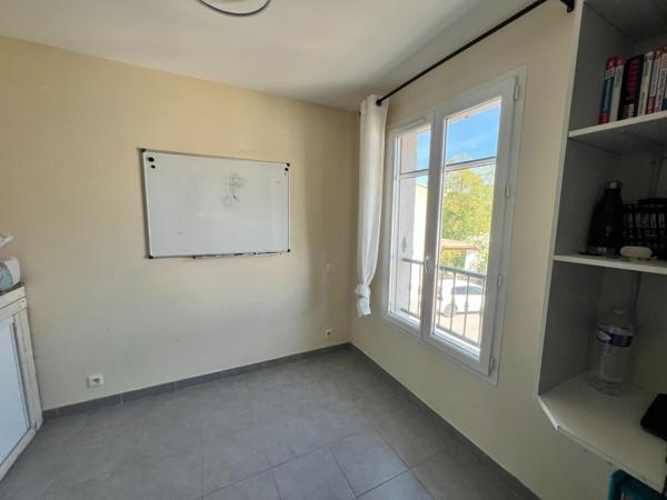 Villa T4 avec dépendances aménageables et terrasses – Opportunité rare à Meyrargues