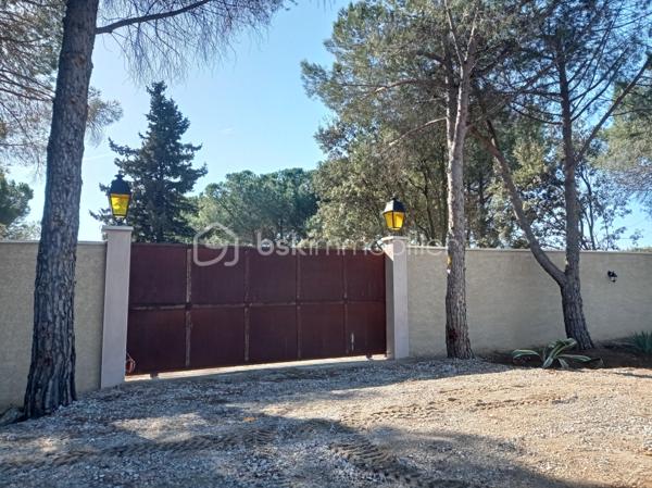 REMISE AGRICOLE SUR 6000 M2 DE TERRAIN CLÔTURÉ.

A USAGE AGRICOLE UNIQUEMENT( éleveurs caprins, bovins, ovins, équins)

La demande de changement de destination pour en faire une habitation principale devra être demandée en Mairie, avec CERFA. 
Pour cela, se référer au PLU DE LA COMMUNE DE MARAUSSAN, ZONE A

ENTIÈREMENT EQUIPEE

FIBRE, VIABILISÉE

PROPRIÉTÉ ENTIÈREMENT CLOTUREE.

ACCÈS PAR PORTAIL AUTOMATIQUE DE 5 MÈTRES