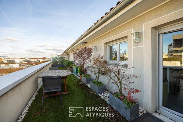 Penthouse lumineux avec deux terrasses paysagées et vue panoramique