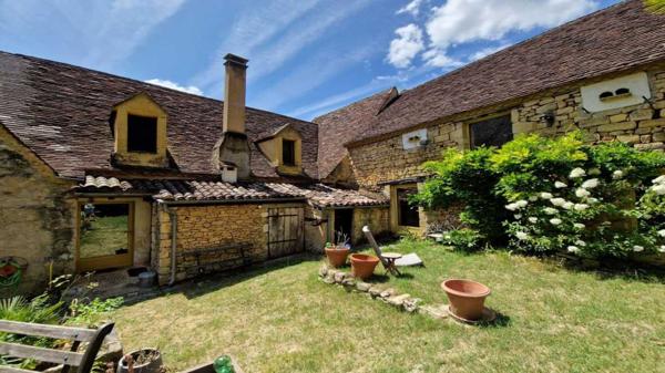 Maison ancienne - Saint-cyprien Propriété de charme avec dépendances, piscine et jardin dans un hameau.