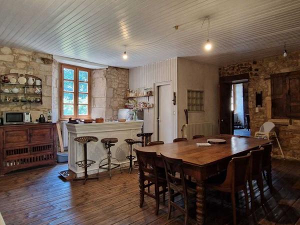 Maison ancienne - Saint-cyprien Propriété de charme avec dépendances, piscine et jardin dans un hameau.