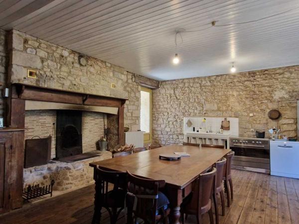 Maison ancienne - Saint-cyprien Propriété de charme avec dépendances, piscine et jardin dans un hameau.