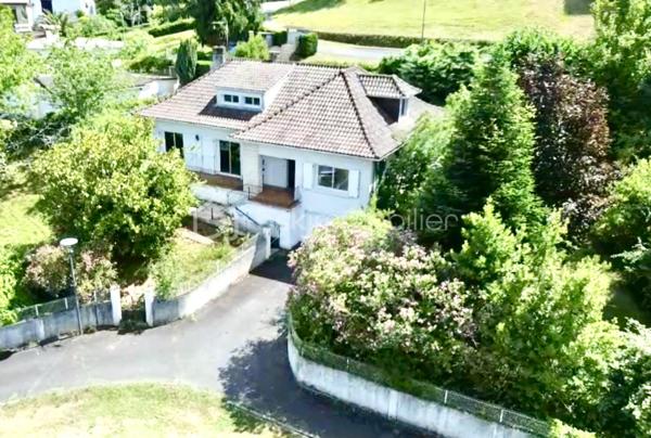 Située dans un quartier calme de Mourenx, cette spacieuse maison familiale de 212 m² habitables offre de beaux volumes et un fort potentiel d’aménagement, idéal pour une grande famille ou un projet de vie nécessitant de nombreux espaces.

La maison comprend 7 pièces, dont 5 chambres (3 chambres au rez-de-chaussée offrant des superficies de 18 m², 16 m² et 12 m² + 2 à l’étage de 18 m² et 13 m²). 
Les pièces de vie se composent d’un vaste salon/salle à manger de 45 m², idéal pour partager des moments conviviaux en famille ou entre amis, ainsi que d’une cuisine aménagée de 18 m². L’ensemble est complété par 2 salles de bains, 2 WC et 2 dressing indépendants pour un confort optimal au quotidien.

Le chauffage central au gaz de ville, récemment installé, garantit confort et performance énergétique tout au long de l’année.
Un véritable atout de cette propriété : son vaste sous-sol de plus de 150 m², offrant de multiples possibilités (garage, atelier, espace de stockage, salle de loisirs ou aménagement selon vos besoins).

Implantée sur un terrain de 1 620 m², la maison bénéficie d’un agréable jardin sans vis-à-vis, avec une belle terrasse couverte de 18 m², propice aux moments de détente en toute tranquillité.

Quelques travaux de rafraîchissement permettront de révéler tout le potentiel de cette maison et de la personnaliser selon vos envies. (A titre d'exemple, certaines photos ont été aménagées et décorées à l'aide de l'IA afin d'illustrer le potentiel des espaces. Elles constituent des propositions de mise en scène et ne sont pas contractuelles).

À proximité des écoles, notamment de l’École publique Charles de Bordeu, ainsi que des crèches, commerces et services, elle offre un cadre de vie pratique et familial.

Une belle opportunité pour les acquéreurs à la recherche d’une maison spacieuse, avec de grands espaces intérieurs et extérieurs, dans un environnement paisible.

Pour plus d'informations ou pour organiser une visite (possible également le samedi et le dimanche), n'hésitez pas à me contacter.
D'autres photos ou une visite virtuelle sont également disponibles sur demande.
