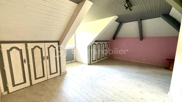Située dans un quartier calme de Mourenx, cette spacieuse maison familiale de 212 m² habitables offre de beaux volumes et un fort potentiel d’aménagement, idéal pour une grande famille ou un projet de vie nécessitant de nombreux espaces.

La maison comprend 7 pièces, dont 5 chambres (3 chambres au rez-de-chaussée offrant des superficies de 18 m², 16 m² et 12 m² + 2 à l’étage de 18 m² et 13 m²). 
Les pièces de vie se composent d’un vaste salon/salle à manger de 45 m², idéal pour partager des moments conviviaux en famille ou entre amis, ainsi que d’une cuisine aménagée de 18 m². L’ensemble est complété par 2 salles de bains, 2 WC et 2 dressing indépendants pour un confort optimal au quotidien.

Le chauffage central au gaz de ville, récemment installé, garantit confort et performance énergétique tout au long de l’année.
Un véritable atout de cette propriété : son vaste sous-sol de plus de 150 m², offrant de multiples possibilités (garage, atelier, espace de stockage, salle de loisirs ou aménagement selon vos besoins).

Implantée sur un terrain de 1 620 m², la maison bénéficie d’un agréable jardin sans vis-à-vis, avec une belle terrasse couverte de 18 m², propice aux moments de détente en toute tranquillité.

Quelques travaux de rafraîchissement permettront de révéler tout le potentiel de cette maison et de la personnaliser selon vos envies. (A titre d'exemple, certaines photos ont été aménagées et décorées à l'aide de l'IA afin d'illustrer le potentiel des espaces. Elles constituent des propositions de mise en scène et ne sont pas contractuelles).

À proximité des écoles, notamment de l’École publique Charles de Bordeu, ainsi que des crèches, commerces et services, elle offre un cadre de vie pratique et familial.

Une belle opportunité pour les acquéreurs à la recherche d’une maison spacieuse, avec de grands espaces intérieurs et extérieurs, dans un environnement paisible.

Pour plus d'informations ou pour organiser une visite (possible également le samedi et le dimanche), n'hésitez pas à me contacter.
D'autres photos ou une visite virtuelle sont également disponibles sur demande.