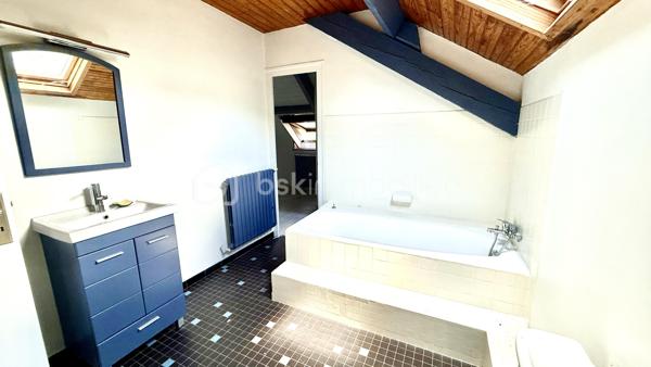Située dans un quartier calme de Mourenx, cette spacieuse maison familiale de 212 m² habitables offre de beaux volumes et un fort potentiel d’aménagement, idéal pour une grande famille ou un projet de vie nécessitant de nombreux espaces.

La maison comprend 7 pièces, dont 5 chambres (3 chambres au rez-de-chaussée offrant des superficies de 18 m², 16 m² et 12 m² + 2 à l’étage de 18 m² et 13 m²). 
Les pièces de vie se composent d’un vaste salon/salle à manger de 45 m², idéal pour partager des moments conviviaux en famille ou entre amis, ainsi que d’une cuisine aménagée de 18 m². L’ensemble est complété par 2 salles de bains, 2 WC et 2 dressing indépendants pour un confort optimal au quotidien.

Le chauffage central au gaz de ville, récemment installé, garantit confort et performance énergétique tout au long de l’année.
Un véritable atout de cette propriété : son vaste sous-sol de plus de 150 m², offrant de multiples possibilités (garage, atelier, espace de stockage, salle de loisirs ou aménagement selon vos besoins).

Implantée sur un terrain de 1 620 m², la maison bénéficie d’un agréable jardin sans vis-à-vis, avec une belle terrasse couverte de 18 m², propice aux moments de détente en toute tranquillité.

Quelques travaux de rafraîchissement permettront de révéler tout le potentiel de cette maison et de la personnaliser selon vos envies. (A titre d'exemple, certaines photos ont été aménagées et décorées à l'aide de l'IA afin d'illustrer le potentiel des espaces. Elles constituent des propositions de mise en scène et ne sont pas contractuelles).

À proximité des écoles, notamment de l’École publique Charles de Bordeu, ainsi que des crèches, commerces et services, elle offre un cadre de vie pratique et familial.

Une belle opportunité pour les acquéreurs à la recherche d’une maison spacieuse, avec de grands espaces intérieurs et extérieurs, dans un environnement paisible.

Pour plus d'informations ou pour organiser une visite (possible également le samedi et le dimanche), n'hésitez pas à me contacter.
D'autres photos ou une visite virtuelle sont également disponibles sur demande.