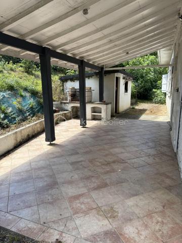 Située dans un quartier calme de Mourenx, cette spacieuse maison familiale de 212 m² habitables offre de beaux volumes et un fort potentiel d’aménagement, idéal pour une grande famille ou un projet de vie nécessitant de nombreux espaces.

La maison comprend 7 pièces, dont 5 chambres (3 chambres au rez-de-chaussée offrant des superficies de 18 m², 16 m² et 12 m² + 2 à l’étage de 18 m² et 13 m²). 
Les pièces de vie se composent d’un vaste salon/salle à manger de 45 m², idéal pour partager des moments conviviaux en famille ou entre amis, ainsi que d’une cuisine aménagée de 18 m². L’ensemble est complété par 2 salles de bains, 2 WC et 2 dressing indépendants pour un confort optimal au quotidien.

Le chauffage central au gaz de ville, récemment installé, garantit confort et performance énergétique tout au long de l’année.
Un véritable atout de cette propriété : son vaste sous-sol de plus de 150 m², offrant de multiples possibilités (garage, atelier, espace de stockage, salle de loisirs ou aménagement selon vos besoins).

Implantée sur un terrain de 1 620 m², la maison bénéficie d’un agréable jardin sans vis-à-vis, avec une belle terrasse couverte de 18 m², propice aux moments de détente en toute tranquillité.

Quelques travaux de rafraîchissement permettront de révéler tout le potentiel de cette maison et de la personnaliser selon vos envies. (A titre d'exemple, certaines photos ont été aménagées et décorées à l'aide de l'IA afin d'illustrer le potentiel des espaces. Elles constituent des propositions de mise en scène et ne sont pas contractuelles).

À proximité des écoles, notamment de l’École publique Charles de Bordeu, ainsi que des crèches, commerces et services, elle offre un cadre de vie pratique et familial.

Une belle opportunité pour les acquéreurs à la recherche d’une maison spacieuse, avec de grands espaces intérieurs et extérieurs, dans un environnement paisible.

Pour plus d'informations ou pour organiser une visite (possible également le samedi et le dimanche), n'hésitez pas à me contacter.
D'autres photos ou une visite virtuelle sont également disponibles sur demande.