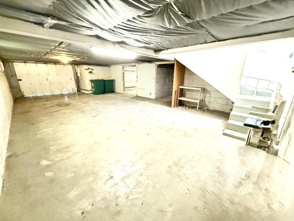 Située dans un quartier calme de Mourenx, cette spacieuse maison familiale de 212 m² habitables offre de beaux volumes et un fort potentiel d’aménagement, idéal pour une grande famille ou un projet de vie nécessitant de nombreux espaces.

La maison comprend 7 pièces, dont 5 chambres (3 chambres au rez-de-chaussée offrant des superficies de 18 m², 16 m² et 12 m² + 2 à l’étage de 18 m² et 13 m²). 
Les pièces de vie se composent d’un vaste salon/salle à manger de 45 m², idéal pour partager des moments conviviaux en famille ou entre amis, ainsi que d’une cuisine aménagée de 18 m². L’ensemble est complété par 2 salles de bains, 2 WC et 2 dressing indépendants pour un confort optimal au quotidien.

Le chauffage central au gaz de ville, récemment installé, garantit confort et performance énergétique tout au long de l’année.
Un véritable atout de cette propriété : son vaste sous-sol de plus de 150 m², offrant de multiples possibilités (garage, atelier, espace de stockage, salle de loisirs ou aménagement selon vos besoins).

Implantée sur un terrain de 1 620 m², la maison bénéficie d’un agréable jardin sans vis-à-vis, avec une belle terrasse couverte de 18 m², propice aux moments de détente en toute tranquillité.

Quelques travaux de rafraîchissement permettront de révéler tout le potentiel de cette maison et de la personnaliser selon vos envies. (A titre d'exemple, certaines photos ont été aménagées et décorées à l'aide de l'IA afin d'illustrer le potentiel des espaces. Elles constituent des propositions de mise en scène et ne sont pas contractuelles).

À proximité des écoles, notamment de l’École publique Charles de Bordeu, ainsi que des crèches, commerces et services, elle offre un cadre de vie pratique et familial.

Une belle opportunité pour les acquéreurs à la recherche d’une maison spacieuse, avec de grands espaces intérieurs et extérieurs, dans un environnement paisible.

Pour plus d'informations ou pour organiser une visite (possible également le samedi et le dimanche), n'hésitez pas à me contacter.
D'autres photos ou une visite virtuelle sont également disponibles sur demande.