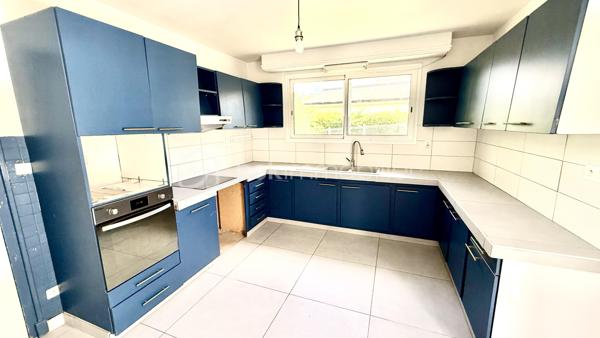 Située dans un quartier calme de Mourenx, cette spacieuse maison familiale de 212 m² habitables offre de beaux volumes et un fort potentiel d’aménagement, idéal pour une grande famille ou un projet de vie nécessitant de nombreux espaces.

La maison comprend 7 pièces, dont 5 chambres (3 chambres au rez-de-chaussée offrant des superficies de 18 m², 16 m² et 12 m² + 2 à l’étage de 18 m² et 13 m²). 
Les pièces de vie se composent d’un vaste salon/salle à manger de 45 m², idéal pour partager des moments conviviaux en famille ou entre amis, ainsi que d’une cuisine aménagée de 18 m². L’ensemble est complété par 2 salles de bains, 2 WC et 2 dressing indépendants pour un confort optimal au quotidien.

Le chauffage central au gaz de ville, récemment installé, garantit confort et performance énergétique tout au long de l’année.
Un véritable atout de cette propriété : son vaste sous-sol de plus de 150 m², offrant de multiples possibilités (garage, atelier, espace de stockage, salle de loisirs ou aménagement selon vos besoins).

Implantée sur un terrain de 1 620 m², la maison bénéficie d’un agréable jardin sans vis-à-vis, avec une belle terrasse couverte de 18 m², propice aux moments de détente en toute tranquillité.

Quelques travaux de rafraîchissement permettront de révéler tout le potentiel de cette maison et de la personnaliser selon vos envies. (A titre d'exemple, certaines photos ont été aménagées et décorées à l'aide de l'IA afin d'illustrer le potentiel des espaces. Elles constituent des propositions de mise en scène et ne sont pas contractuelles).

À proximité des écoles, notamment de l’École publique Charles de Bordeu, ainsi que des crèches, commerces et services, elle offre un cadre de vie pratique et familial.

Une belle opportunité pour les acquéreurs à la recherche d’une maison spacieuse, avec de grands espaces intérieurs et extérieurs, dans un environnement paisible.

Pour plus d'informations ou pour organiser une visite (possible également le samedi et le dimanche), n'hésitez pas à me contacter.
D'autres photos ou une visite virtuelle sont également disponibles sur demande.
