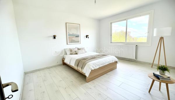 Située dans un quartier calme de Mourenx, cette spacieuse maison familiale de 212 m² habitables offre de beaux volumes et un fort potentiel d’aménagement, idéal pour une grande famille ou un projet de vie nécessitant de nombreux espaces.

La maison comprend 7 pièces, dont 5 chambres (3 chambres au rez-de-chaussée offrant des superficies de 18 m², 16 m² et 12 m² + 2 à l’étage de 18 m² et 13 m²). 
Les pièces de vie se composent d’un vaste salon/salle à manger de 45 m², idéal pour partager des moments conviviaux en famille ou entre amis, ainsi que d’une cuisine aménagée de 18 m². L’ensemble est complété par 2 salles de bains, 2 WC et 2 dressing indépendants pour un confort optimal au quotidien.

Le chauffage central au gaz de ville, récemment installé, garantit confort et performance énergétique tout au long de l’année.
Un véritable atout de cette propriété : son vaste sous-sol de plus de 150 m², offrant de multiples possibilités (garage, atelier, espace de stockage, salle de loisirs ou aménagement selon vos besoins).

Implantée sur un terrain de 1 620 m², la maison bénéficie d’un agréable jardin sans vis-à-vis, avec une belle terrasse couverte de 18 m², propice aux moments de détente en toute tranquillité.

Quelques travaux de rafraîchissement permettront de révéler tout le potentiel de cette maison et de la personnaliser selon vos envies. (A titre d'exemple, certaines photos ont été aménagées et décorées à l'aide de l'IA afin d'illustrer le potentiel des espaces. Elles constituent des propositions de mise en scène et ne sont pas contractuelles).

À proximité des écoles, notamment de l’École publique Charles de Bordeu, ainsi que des crèches, commerces et services, elle offre un cadre de vie pratique et familial.

Une belle opportunité pour les acquéreurs à la recherche d’une maison spacieuse, avec de grands espaces intérieurs et extérieurs, dans un environnement paisible.

Pour plus d'informations ou pour organiser une visite (possible également le samedi et le dimanche), n'hésitez pas à me contacter.
D'autres photos ou une visite virtuelle sont également disponibles sur demande.