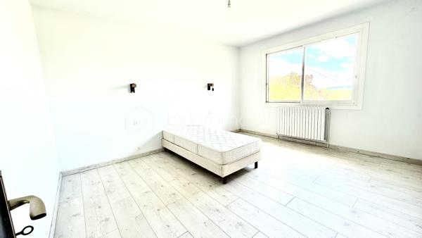 Située dans un quartier calme de Mourenx, cette spacieuse maison familiale de 212 m² habitables offre de beaux volumes et un fort potentiel d’aménagement, idéal pour une grande famille ou un projet de vie nécessitant de nombreux espaces.

La maison comprend 7 pièces, dont 5 chambres (3 chambres au rez-de-chaussée offrant des superficies de 18 m², 16 m² et 12 m² + 2 à l’étage de 18 m² et 13 m²). 
Les pièces de vie se composent d’un vaste salon/salle à manger de 45 m², idéal pour partager des moments conviviaux en famille ou entre amis, ainsi que d’une cuisine aménagée de 18 m². L’ensemble est complété par 2 salles de bains, 2 WC et 2 dressing indépendants pour un confort optimal au quotidien.

Le chauffage central au gaz de ville, récemment installé, garantit confort et performance énergétique tout au long de l’année.
Un véritable atout de cette propriété : son vaste sous-sol de plus de 150 m², offrant de multiples possibilités (garage, atelier, espace de stockage, salle de loisirs ou aménagement selon vos besoins).

Implantée sur un terrain de 1 620 m², la maison bénéficie d’un agréable jardin sans vis-à-vis, avec une belle terrasse couverte de 18 m², propice aux moments de détente en toute tranquillité.

Quelques travaux de rafraîchissement permettront de révéler tout le potentiel de cette maison et de la personnaliser selon vos envies. (A titre d'exemple, certaines photos ont été aménagées et décorées à l'aide de l'IA afin d'illustrer le potentiel des espaces. Elles constituent des propositions de mise en scène et ne sont pas contractuelles).

À proximité des écoles, notamment de l’École publique Charles de Bordeu, ainsi que des crèches, commerces et services, elle offre un cadre de vie pratique et familial.

Une belle opportunité pour les acquéreurs à la recherche d’une maison spacieuse, avec de grands espaces intérieurs et extérieurs, dans un environnement paisible.

Pour plus d'informations ou pour organiser une visite (possible également le samedi et le dimanche), n'hésitez pas à me contacter.
D'autres photos ou une visite virtuelle sont également disponibles sur demande.