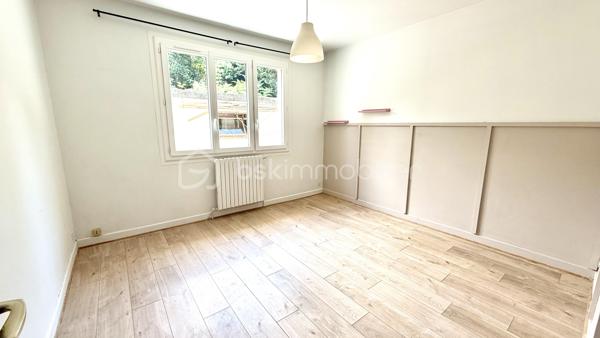 Située dans un quartier calme de Mourenx, cette spacieuse maison familiale de 212 m² habitables offre de beaux volumes et un fort potentiel d’aménagement, idéal pour une grande famille ou un projet de vie nécessitant de nombreux espaces.

La maison comprend 7 pièces, dont 5 chambres (3 chambres au rez-de-chaussée offrant des superficies de 18 m², 16 m² et 12 m² + 2 à l’étage de 18 m² et 13 m²). 
Les pièces de vie se composent d’un vaste salon/salle à manger de 45 m², idéal pour partager des moments conviviaux en famille ou entre amis, ainsi que d’une cuisine aménagée de 18 m². L’ensemble est complété par 2 salles de bains, 2 WC et 2 dressing indépendants pour un confort optimal au quotidien.

Le chauffage central au gaz de ville, récemment installé, garantit confort et performance énergétique tout au long de l’année.
Un véritable atout de cette propriété : son vaste sous-sol de plus de 150 m², offrant de multiples possibilités (garage, atelier, espace de stockage, salle de loisirs ou aménagement selon vos besoins).

Implantée sur un terrain de 1 620 m², la maison bénéficie d’un agréable jardin sans vis-à-vis, avec une belle terrasse couverte de 18 m², propice aux moments de détente en toute tranquillité.

Quelques travaux de rafraîchissement permettront de révéler tout le potentiel de cette maison et de la personnaliser selon vos envies. (A titre d'exemple, certaines photos ont été aménagées et décorées à l'aide de l'IA afin d'illustrer le potentiel des espaces. Elles constituent des propositions de mise en scène et ne sont pas contractuelles).

À proximité des écoles, notamment de l’École publique Charles de Bordeu, ainsi que des crèches, commerces et services, elle offre un cadre de vie pratique et familial.

Une belle opportunité pour les acquéreurs à la recherche d’une maison spacieuse, avec de grands espaces intérieurs et extérieurs, dans un environnement paisible.

Pour plus d'informations ou pour organiser une visite (possible également le samedi et le dimanche), n'hésitez pas à me contacter.
D'autres photos ou une visite virtuelle sont également disponibles sur demande.