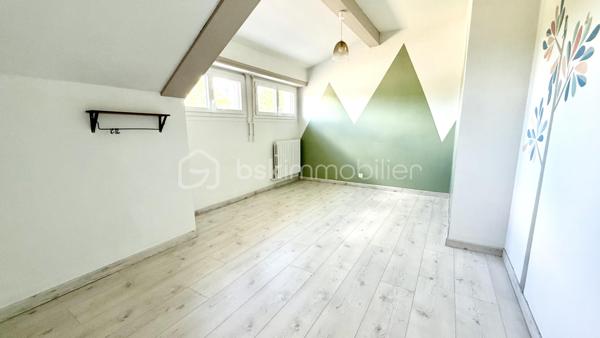 Située dans un quartier calme de Mourenx, cette spacieuse maison familiale de 212 m² habitables offre de beaux volumes et un fort potentiel d’aménagement, idéal pour une grande famille ou un projet de vie nécessitant de nombreux espaces.

La maison comprend 7 pièces, dont 5 chambres (3 chambres au rez-de-chaussée offrant des superficies de 18 m², 16 m² et 12 m² + 2 à l’étage de 18 m² et 13 m²). 
Les pièces de vie se composent d’un vaste salon/salle à manger de 45 m², idéal pour partager des moments conviviaux en famille ou entre amis, ainsi que d’une cuisine aménagée de 18 m². L’ensemble est complété par 2 salles de bains, 2 WC et 2 dressing indépendants pour un confort optimal au quotidien.

Le chauffage central au gaz de ville, récemment installé, garantit confort et performance énergétique tout au long de l’année.
Un véritable atout de cette propriété : son vaste sous-sol de plus de 150 m², offrant de multiples possibilités (garage, atelier, espace de stockage, salle de loisirs ou aménagement selon vos besoins).

Implantée sur un terrain de 1 620 m², la maison bénéficie d’un agréable jardin sans vis-à-vis, avec une belle terrasse couverte de 18 m², propice aux moments de détente en toute tranquillité.

Quelques travaux de rafraîchissement permettront de révéler tout le potentiel de cette maison et de la personnaliser selon vos envies. (A titre d'exemple, certaines photos ont été aménagées et décorées à l'aide de l'IA afin d'illustrer le potentiel des espaces. Elles constituent des propositions de mise en scène et ne sont pas contractuelles).

À proximité des écoles, notamment de l’École publique Charles de Bordeu, ainsi que des crèches, commerces et services, elle offre un cadre de vie pratique et familial.

Une belle opportunité pour les acquéreurs à la recherche d’une maison spacieuse, avec de grands espaces intérieurs et extérieurs, dans un environnement paisible.

Pour plus d'informations ou pour organiser une visite (possible également le samedi et le dimanche), n'hésitez pas à me contacter.
D'autres photos ou une visite virtuelle sont également disponibles sur demande.