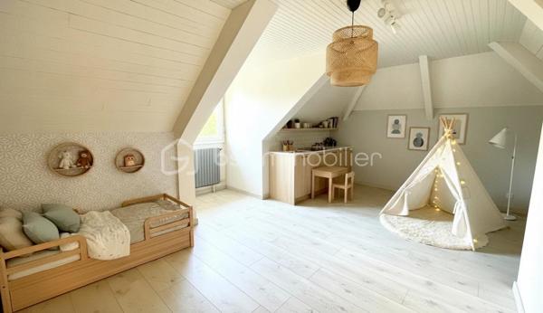Située dans un quartier calme de Mourenx, cette spacieuse maison familiale de 212 m² habitables offre de beaux volumes et un fort potentiel d’aménagement, idéal pour une grande famille ou un projet de vie nécessitant de nombreux espaces.

La maison comprend 7 pièces, dont 5 chambres (3 chambres au rez-de-chaussée offrant des superficies de 18 m², 16 m² et 12 m² + 2 à l’étage de 18 m² et 13 m²). 
Les pièces de vie se composent d’un vaste salon/salle à manger de 45 m², idéal pour partager des moments conviviaux en famille ou entre amis, ainsi que d’une cuisine aménagée de 18 m². L’ensemble est complété par 2 salles de bains, 2 WC et 2 dressing indépendants pour un confort optimal au quotidien.

Le chauffage central au gaz de ville, récemment installé, garantit confort et performance énergétique tout au long de l’année.
Un véritable atout de cette propriété : son vaste sous-sol de plus de 150 m², offrant de multiples possibilités (garage, atelier, espace de stockage, salle de loisirs ou aménagement selon vos besoins).

Implantée sur un terrain de 1 620 m², la maison bénéficie d’un agréable jardin sans vis-à-vis, avec une belle terrasse couverte de 18 m², propice aux moments de détente en toute tranquillité.

Quelques travaux de rafraîchissement permettront de révéler tout le potentiel de cette maison et de la personnaliser selon vos envies. (A titre d'exemple, certaines photos ont été aménagées et décorées à l'aide de l'IA afin d'illustrer le potentiel des espaces. Elles constituent des propositions de mise en scène et ne sont pas contractuelles).

À proximité des écoles, notamment de l’École publique Charles de Bordeu, ainsi que des crèches, commerces et services, elle offre un cadre de vie pratique et familial.

Une belle opportunité pour les acquéreurs à la recherche d’une maison spacieuse, avec de grands espaces intérieurs et extérieurs, dans un environnement paisible.

Pour plus d'informations ou pour organiser une visite (possible également le samedi et le dimanche), n'hésitez pas à me contacter.
D'autres photos ou une visite virtuelle sont également disponibles sur demande.