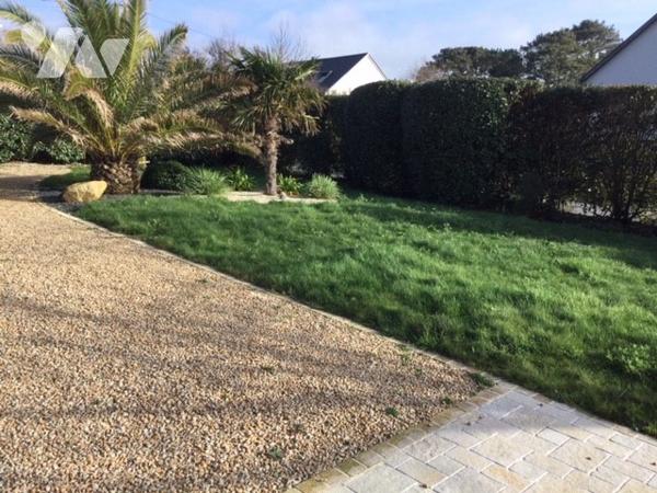 villa 115 m²: salon, salle à manger, cuisine équipée, suite parentale, 2 chambre, WC
Jardin
Piscine