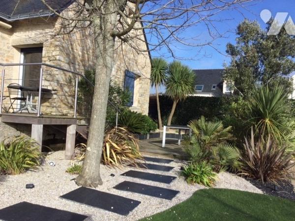 villa 115 m²: salon, salle à manger, cuisine équipée, suite parentale, 2 chambre, WC
Jardin
Piscine