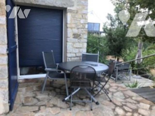 villa 115 m²: salon, salle à manger, cuisine équipée, suite parentale, 2 chambre, WC
Jardin
Piscine