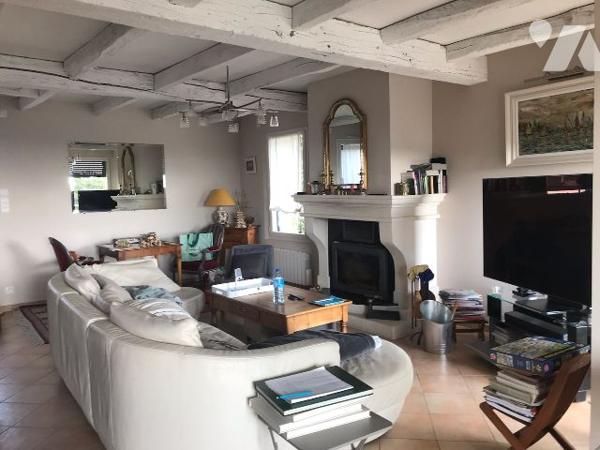 villa 115 m²: salon, salle à manger, cuisine équipée, suite parentale, 2 chambre, WC
Jardin
Piscine