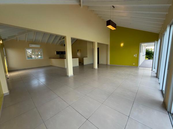 Grande villa récente idéalement située