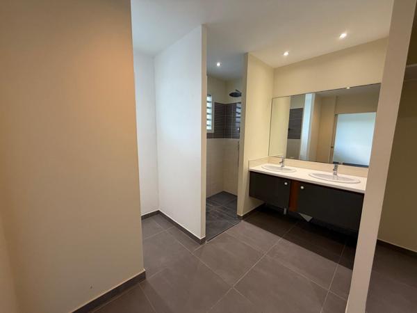 Grande villa récente idéalement située