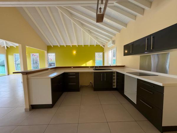 Grande villa récente idéalement située