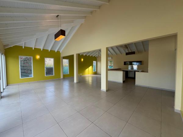 Grande villa récente idéalement située