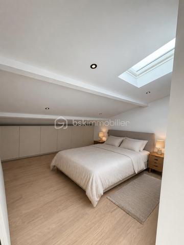 COUP DE COEUR ASSURÉ

Situé chemin du Findez, au 2ème et dernier étage d'une maison des années 1970 divisée en seulement 5 lots, découvrez ce bel appartement (entièrement rénové), d'une surface utile 134 M2 (carrez 61 M2), idéalement situé dans un environnement calme et recherché.
Il se compose d'une belle pièce de vie lumineuse (double exposition), avec cuisine ouverte aménagée, donnant accès à une magnifique terrasse de 25 M2 avec une vue à couper le souffle, une suite parentale avec salle d'eau et dressing, une chambre avec salle d'eau privative. 
Une cave en rez de chaussée et deux places de stationnement privatives complètent ce futur lieu de vie.

Prestations haut de gamme : baie vitrée à galandage, climatisation réversible à gainage ....., bien atypique qui saura vous séduire. Une visite, un coup de coeur, un achat !

Les atouts :
- dernier étage
- petite copropriété de 5 lots (très faibles charges)
- terrasse sans vis à vis (25 M2)
- cave et stationnements privatifs
- DPE : C
- secteur recherché de Francheville, ligne TCL C20, Place Bellecour à seulement 30 minutes

Le mobilier de l'espace salon, des chambres, et de la terrasse sont issues de l'IA pour une meilleur projection.