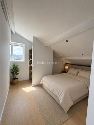 COUP DE COEUR ASSURÉ

Situé chemin du Findez, au 2ème et dernier étage d'une maison des années 1970 divisée en seulement 5 lots, découvrez ce bel appartement (entièrement rénové), d'une surface utile 134 M2 (carrez 61 M2), idéalement situé dans un environnement calme et recherché.
Il se compose d'une belle pièce de vie lumineuse (double exposition), avec cuisine ouverte aménagée, donnant accès à une magnifique terrasse de 25 M2 avec une vue à couper le souffle, une suite parentale avec salle d'eau et dressing, une chambre avec salle d'eau privative. 
Une cave en rez de chaussée et deux places de stationnement privatives complètent ce futur lieu de vie.

Prestations haut de gamme : baie vitrée à galandage, climatisation réversible à gainage ....., bien atypique qui saura vous séduire. Une visite, un coup de coeur, un achat !

Les atouts :
- dernier étage
- petite copropriété de 5 lots (très faibles charges)
- terrasse sans vis à vis (25 M2)
- cave et stationnements privatifs
- DPE : C
- secteur recherché de Francheville, ligne TCL C20, Place Bellecour à seulement 30 minutes

Le mobilier de l'espace salon, des chambres, et de la terrasse sont issues de l'IA pour une meilleur projection.