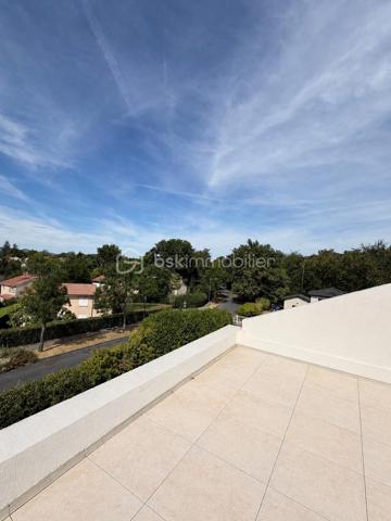 COUP DE COEUR ASSURÉ

Situé chemin du Findez, au 2ème et dernier étage d'une maison des années 1970 divisée en seulement 5 lots, découvrez ce bel appartement (entièrement rénové), d'une surface utile 134 M2 (carrez 61 M2), idéalement situé dans un environnement calme et recherché.
Il se compose d'une belle pièce de vie lumineuse (double exposition), avec cuisine ouverte aménagée, donnant accès à une magnifique terrasse de 25 M2 avec une vue à couper le souffle, une suite parentale avec salle d'eau et dressing, une chambre avec salle d'eau privative. 
Une cave en rez de chaussée et deux places de stationnement privatives complètent ce futur lieu de vie.

Prestations haut de gamme : baie vitrée à galandage, climatisation réversible à gainage ....., bien atypique qui saura vous séduire. Une visite, un coup de coeur, un achat !

Les atouts :
- dernier étage
- petite copropriété de 5 lots (très faibles charges)
- terrasse sans vis à vis (25 M2)
- cave et stationnements privatifs
- DPE : C
- secteur recherché de Francheville, ligne TCL C20, Place Bellecour à seulement 30 minutes

Le mobilier de l'espace salon, des chambres, et de la terrasse sont issues de l'IA pour une meilleur projection.