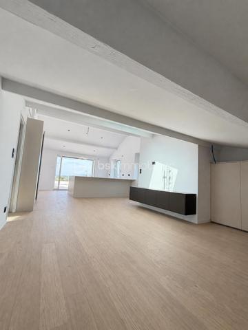 COUP DE COEUR ASSURÉ

Situé chemin du Findez, au 2ème et dernier étage d'une maison des années 1970 divisée en seulement 5 lots, découvrez ce bel appartement (entièrement rénové), d'une surface utile 134 M2 (carrez 61 M2), idéalement situé dans un environnement calme et recherché.
Il se compose d'une belle pièce de vie lumineuse (double exposition), avec cuisine ouverte aménagée, donnant accès à une magnifique terrasse de 25 M2 avec une vue à couper le souffle, une suite parentale avec salle d'eau et dressing, une chambre avec salle d'eau privative. 
Une cave en rez de chaussée et deux places de stationnement privatives complètent ce futur lieu de vie.

Prestations haut de gamme : baie vitrée à galandage, climatisation réversible à gainage ....., bien atypique qui saura vous séduire. Une visite, un coup de coeur, un achat !

Les atouts :
- dernier étage
- petite copropriété de 5 lots (très faibles charges)
- terrasse sans vis à vis (25 M2)
- cave et stationnements privatifs
- DPE : C
- secteur recherché de Francheville, ligne TCL C20, Place Bellecour à seulement 30 minutes

Le mobilier de l'espace salon, des chambres, et de la terrasse sont issues de l'IA pour une meilleur projection.