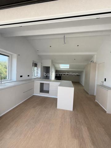 COUP DE COEUR ASSURÉ

Situé chemin du Findez, au 2ème et dernier étage d'une maison des années 1970 divisée en seulement 5 lots, découvrez ce bel appartement (entièrement rénové), d'une surface utile 134 M2 (carrez 61 M2), idéalement situé dans un environnement calme et recherché.
Il se compose d'une belle pièce de vie lumineuse (double exposition), avec cuisine ouverte aménagée, donnant accès à une magnifique terrasse de 25 M2 avec une vue à couper le souffle, une suite parentale avec salle d'eau et dressing, une chambre avec salle d'eau privative. 
Une cave en rez de chaussée et deux places de stationnement privatives complètent ce futur lieu de vie.

Prestations haut de gamme : baie vitrée à galandage, climatisation réversible à gainage ....., bien atypique qui saura vous séduire. Une visite, un coup de coeur, un achat !

Les atouts :
- dernier étage
- petite copropriété de 5 lots (très faibles charges)
- terrasse sans vis à vis (25 M2)
- cave et stationnements privatifs
- DPE : C
- secteur recherché de Francheville, ligne TCL C20, Place Bellecour à seulement 30 minutes

Le mobilier de l'espace salon, des chambres, et de la terrasse sont issues de l'IA pour une meilleur projection.