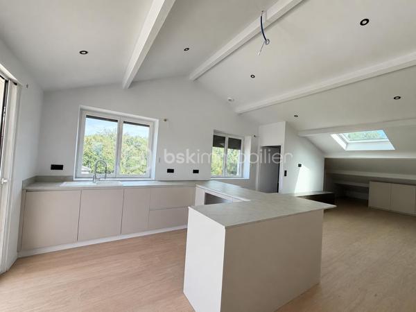 COUP DE COEUR ASSURÉ

Situé chemin du Findez, au 2ème et dernier étage d'une maison des années 1970 divisée en seulement 5 lots, découvrez ce bel appartement (entièrement rénové), d'une surface utile 134 M2 (carrez 61 M2), idéalement situé dans un environnement calme et recherché.
Il se compose d'une belle pièce de vie lumineuse (double exposition), avec cuisine ouverte aménagée, donnant accès à une magnifique terrasse de 25 M2 avec une vue à couper le souffle, une suite parentale avec salle d'eau et dressing, une chambre avec salle d'eau privative. 
Une cave en rez de chaussée et deux places de stationnement privatives complètent ce futur lieu de vie.

Prestations haut de gamme : baie vitrée à galandage, climatisation réversible à gainage ....., bien atypique qui saura vous séduire. Une visite, un coup de coeur, un achat !

Les atouts :
- dernier étage
- petite copropriété de 5 lots (très faibles charges)
- terrasse sans vis à vis (25 M2)
- cave et stationnements privatifs
- DPE : C
- secteur recherché de Francheville, ligne TCL C20, Place Bellecour à seulement 30 minutes

Le mobilier de l'espace salon, des chambres, et de la terrasse sont issues de l'IA pour une meilleur projection.