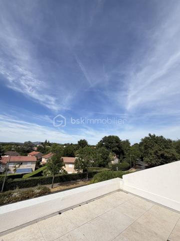 COUP DE COEUR ASSURÉ

Situé chemin du Findez, au 2ème et dernier étage d'une maison des années 1970 divisée en seulement 5 lots, découvrez ce bel appartement (entièrement rénové), d'une surface utile 134 M2 (carrez 61 M2), idéalement situé dans un environnement calme et recherché.
Il se compose d'une belle pièce de vie lumineuse (double exposition), avec cuisine ouverte aménagée, donnant accès à une magnifique terrasse de 25 M2 avec une vue à couper le souffle, une suite parentale avec salle d'eau et dressing, une chambre avec salle d'eau privative. 
Une cave en rez de chaussée et deux places de stationnement privatives complètent ce futur lieu de vie.

Prestations haut de gamme : baie vitrée à galandage, climatisation réversible à gainage ....., bien atypique qui saura vous séduire. Une visite, un coup de coeur, un achat !

Les atouts :
- dernier étage
- petite copropriété de 5 lots (très faibles charges)
- terrasse sans vis à vis (25 M2)
- cave et stationnements privatifs
- DPE : C
- secteur recherché de Francheville, ligne TCL C20, Place Bellecour à seulement 30 minutes

Le mobilier de l'espace salon, des chambres, et de la terrasse sont issues de l'IA pour une meilleur projection.