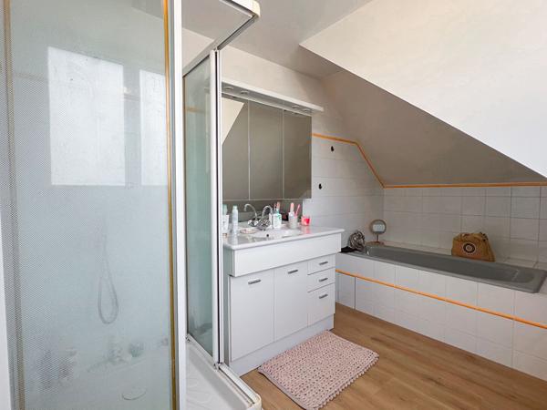 A VENDRE - Maison familiale de 6 chambres-280m² - Vie de plain pied -Piscine et Jardin à 5 minutes d'Angers