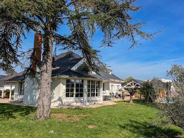 A VENDRE - Maison familiale de 6 chambres-280m² - Vie de plain pied -Piscine et Jardin à 5 minutes d'Angers