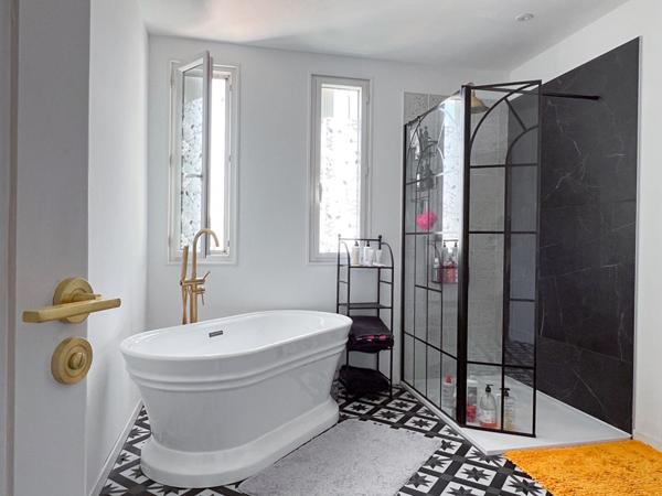 A VENDRE - Maison familiale de 6 chambres-280m² - Vie de plain pied -Piscine et Jardin à 5 minutes d'Angers