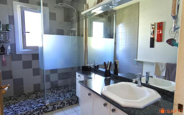 La maison où l’on vit dedans et dehors… 9 mois sur 12 !