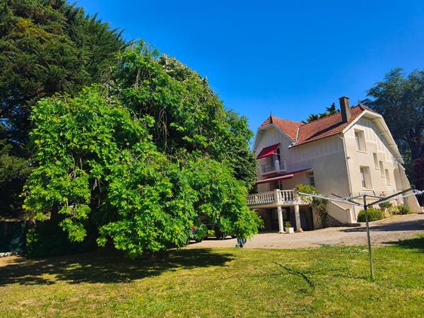 AIFFRES maison de caractère 7 pièces,
