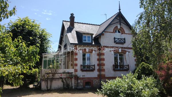 À découvrir sur la commune de Nazelles-Négron, dans un environnement calme et agréable, cette maison des années 30/40 pleine de charme vous séduira par son potentiel, ses dépendances et son beau terrain arboré de 1 300 m² entièrement clôturé.

La maison principale, d’environ 100 m² habitables, s’ouvre sur une grande véranda. Vous y découvrirez une cuisine, un salon chaleureux ainsi qu’une salle à manger lumineuse. Un WC indépendant complète le rez-de-chaussée.

À l’étage, le palier dessert deux chambres ainsi qu’une troisième pièce sous pente pouvant parfaitement convenir à un bureau, une chambre d’appoint ou un espace loisirs. Une salle d’eau avec double WC vient compléter l’étage.

Côté annexes, vous bénéficierez également d’une cave avec accès direct depuis la maison ou le jardin, ainsi que de dépendances offrant de nombreuses possibilités de stockage, atelier ou aménagement complémentaire.

À l’extérieur, le jardin clos et arboré offre un cadre verdoyant et intimiste, avec portail électrique.

Les + :
•	Chauffage gaz de ville
•	Fenêtres PVC double vitrage
•	Dépendances
•	Terrain entièrement clôturé
•	Quartier calme

Une maison idéale pour les amoureux de l’ancien, à proximité des commodités et avec un beau potentiel d’évolution.
Contactez-moi rapidement pour découvrir de ce bien !!