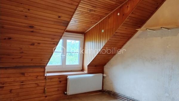 À découvrir sur la commune de Nazelles-Négron, dans un environnement calme et agréable, cette maison des années 30/40 pleine de charme vous séduira par son potentiel, ses dépendances et son beau terrain arboré de 1 300 m² entièrement clôturé.

La maison principale, d’environ 100 m² habitables, s’ouvre sur une grande véranda. Vous y découvrirez une cuisine, un salon chaleureux ainsi qu’une salle à manger lumineuse. Un WC indépendant complète le rez-de-chaussée.

À l’étage, le palier dessert deux chambres ainsi qu’une troisième pièce sous pente pouvant parfaitement convenir à un bureau, une chambre d’appoint ou un espace loisirs. Une salle d’eau avec double WC vient compléter l’étage.

Côté annexes, vous bénéficierez également d’une cave avec accès direct depuis la maison ou le jardin, ainsi que de dépendances offrant de nombreuses possibilités de stockage, atelier ou aménagement complémentaire.

À l’extérieur, le jardin clos et arboré offre un cadre verdoyant et intimiste, avec portail électrique.

Les + :
•	Chauffage gaz de ville
•	Fenêtres PVC double vitrage
•	Dépendances
•	Terrain entièrement clôturé
•	Quartier calme

Une maison idéale pour les amoureux de l’ancien, à proximité des commodités et avec un beau potentiel d’évolution.
Contactez-moi rapidement pour découvrir de ce bien !!
