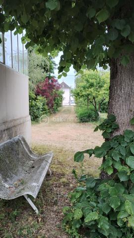 À découvrir sur la commune de Nazelles-Négron, dans un environnement calme et agréable, cette maison des années 30/40 pleine de charme vous séduira par son potentiel, ses dépendances et son beau terrain arboré de 1 300 m² entièrement clôturé.

La maison principale, d’environ 100 m² habitables, s’ouvre sur une grande véranda. Vous y découvrirez une cuisine, un salon chaleureux ainsi qu’une salle à manger lumineuse. Un WC indépendant complète le rez-de-chaussée.

À l’étage, le palier dessert deux chambres ainsi qu’une troisième pièce sous pente pouvant parfaitement convenir à un bureau, une chambre d’appoint ou un espace loisirs. Une salle d’eau avec double WC vient compléter l’étage.

Côté annexes, vous bénéficierez également d’une cave avec accès direct depuis la maison ou le jardin, ainsi que de dépendances offrant de nombreuses possibilités de stockage, atelier ou aménagement complémentaire.

À l’extérieur, le jardin clos et arboré offre un cadre verdoyant et intimiste, avec portail électrique.

Les + :
•	Chauffage gaz de ville
•	Fenêtres PVC double vitrage
•	Dépendances
•	Terrain entièrement clôturé
•	Quartier calme

Une maison idéale pour les amoureux de l’ancien, à proximité des commodités et avec un beau potentiel d’évolution.
Contactez-moi rapidement pour découvrir de ce bien !!
