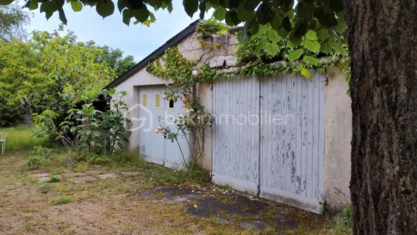 À découvrir sur la commune de Nazelles-Négron, dans un environnement calme et agréable, cette maison des années 30/40 pleine de charme vous séduira par son potentiel, ses dépendances et son beau terrain arboré de 1 300 m² entièrement clôturé.

La maison principale, d’environ 100 m² habitables, s’ouvre sur une grande véranda. Vous y découvrirez une cuisine, un salon chaleureux ainsi qu’une salle à manger lumineuse. Un WC indépendant complète le rez-de-chaussée.

À l’étage, le palier dessert deux chambres ainsi qu’une troisième pièce sous pente pouvant parfaitement convenir à un bureau, une chambre d’appoint ou un espace loisirs. Une salle d’eau avec double WC vient compléter l’étage.

Côté annexes, vous bénéficierez également d’une cave avec accès direct depuis la maison ou le jardin, ainsi que de dépendances offrant de nombreuses possibilités de stockage, atelier ou aménagement complémentaire.

À l’extérieur, le jardin clos et arboré offre un cadre verdoyant et intimiste, avec portail électrique.

Les + :
•	Chauffage gaz de ville
•	Fenêtres PVC double vitrage
•	Dépendances
•	Terrain entièrement clôturé
•	Quartier calme

Une maison idéale pour les amoureux de l’ancien, à proximité des commodités et avec un beau potentiel d’évolution.
Contactez-moi rapidement pour découvrir de ce bien !!