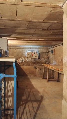 À découvrir sur la commune de Nazelles-Négron, dans un environnement calme et agréable, cette maison des années 30/40 pleine de charme vous séduira par son potentiel, ses dépendances et son beau terrain arboré de 1 300 m² entièrement clôturé.

La maison principale, d’environ 100 m² habitables, s’ouvre sur une grande véranda. Vous y découvrirez une cuisine, un salon chaleureux ainsi qu’une salle à manger lumineuse. Un WC indépendant complète le rez-de-chaussée.

À l’étage, le palier dessert deux chambres ainsi qu’une troisième pièce sous pente pouvant parfaitement convenir à un bureau, une chambre d’appoint ou un espace loisirs. Une salle d’eau avec double WC vient compléter l’étage.

Côté annexes, vous bénéficierez également d’une cave avec accès direct depuis la maison ou le jardin, ainsi que de dépendances offrant de nombreuses possibilités de stockage, atelier ou aménagement complémentaire.

À l’extérieur, le jardin clos et arboré offre un cadre verdoyant et intimiste, avec portail électrique.

Les + :
•	Chauffage gaz de ville
•	Fenêtres PVC double vitrage
•	Dépendances
•	Terrain entièrement clôturé
•	Quartier calme

Une maison idéale pour les amoureux de l’ancien, à proximité des commodités et avec un beau potentiel d’évolution.
Contactez-moi rapidement pour découvrir de ce bien !!